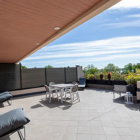 Апартаменты Lesa, Jacuzzi With Lakeview *