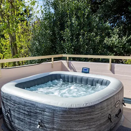 Апартаменты Lesa, Jacuzzi With Lakeview Леза