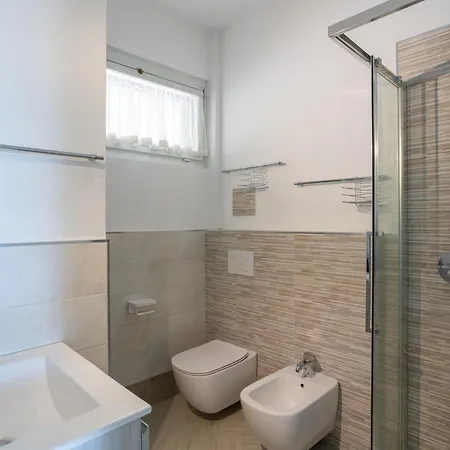 Lesa, Jacuzzi With Lakeview Апартаменты