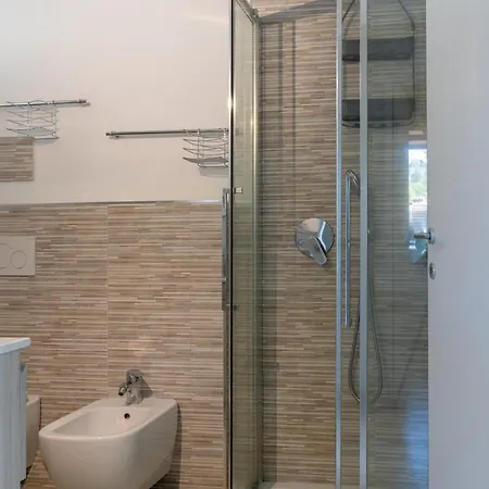 Апартаменты Lesa, Jacuzzi With Lakeview Леза